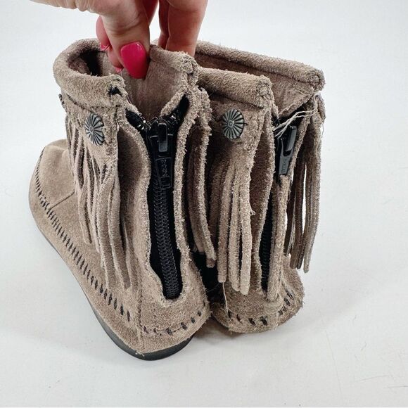 Grey Fringe Minnetonka Booties Women's Size 8 - Picture 5 of 8